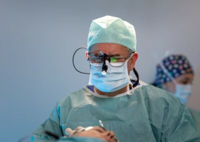 MUDr Miroslav Krejča - plastický chirurg při operaci